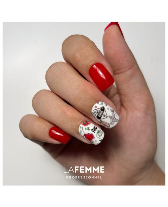 nail art rossa con sticker italia