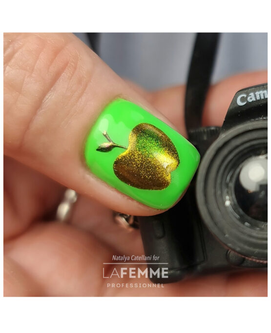 nailart verde neon con mela crome oro