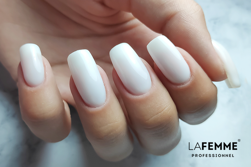 Unghie bianco latte con la Fiber Builder Base La Femme®