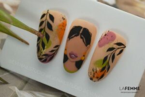 Nail Art con Semipermanenti Estrosa e Particolare