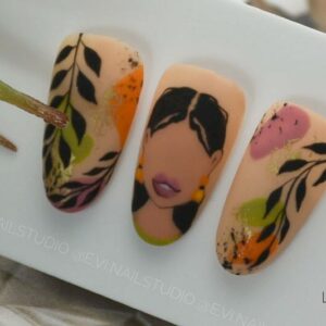 Nail Art con Semipermanenti Estrosa e Particolare