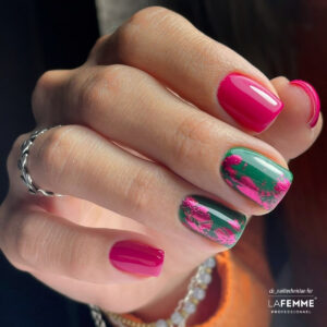 Unghie magenta nail art idee