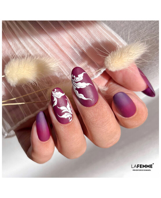 Nailart ombré viola - magenta con ghigori bianchi