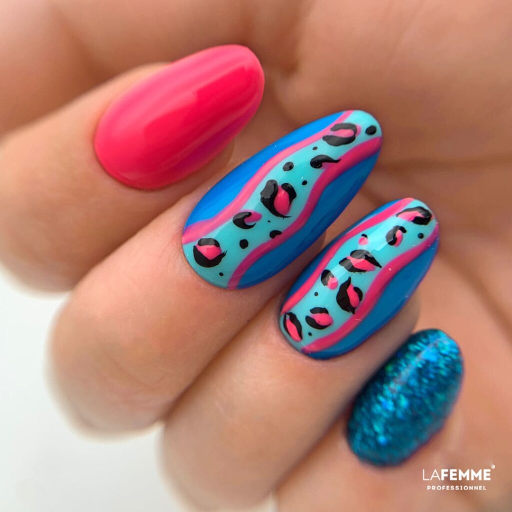 Unghie fucsia con Nail Art animalier