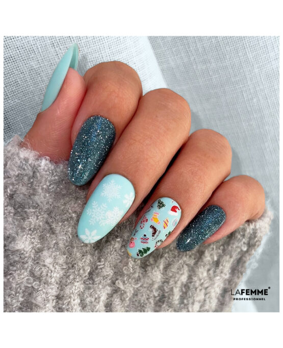 nailart invernale glitter con stamping di natale