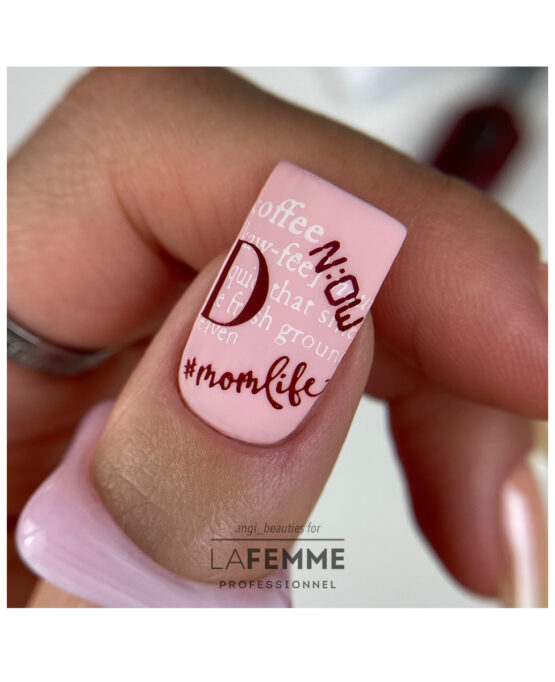 nailart rosa con scritte bordeaux